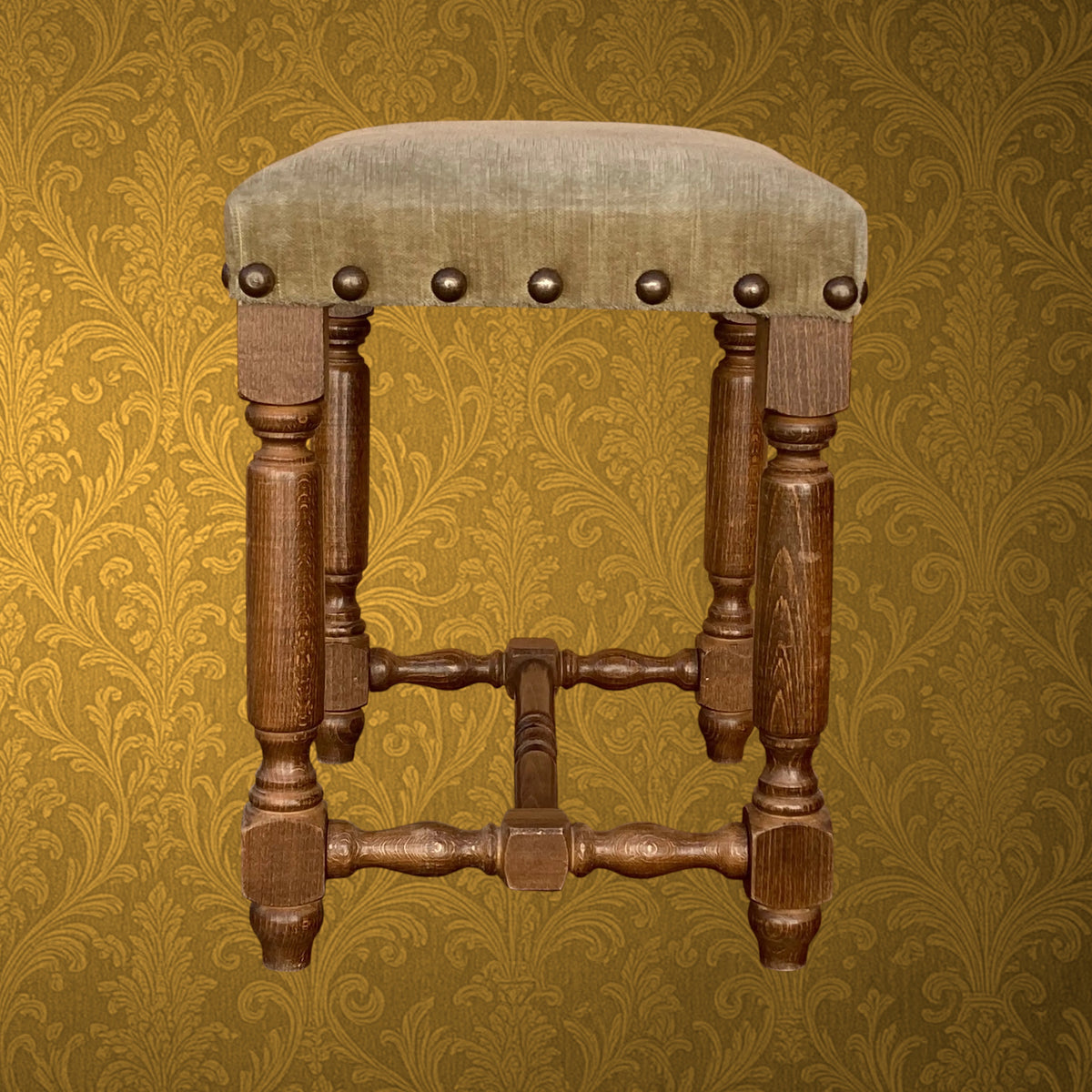 Tabouret en Bois Tourné, Assise en Velours et Clous Décoratifs – Années 40-50