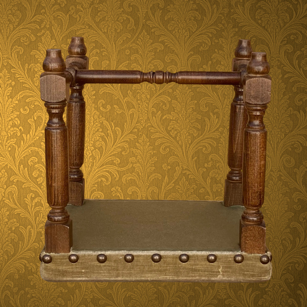 Tabouret en Bois Tourné, Assise en Velours et Clous Décoratifs – Années 40-50