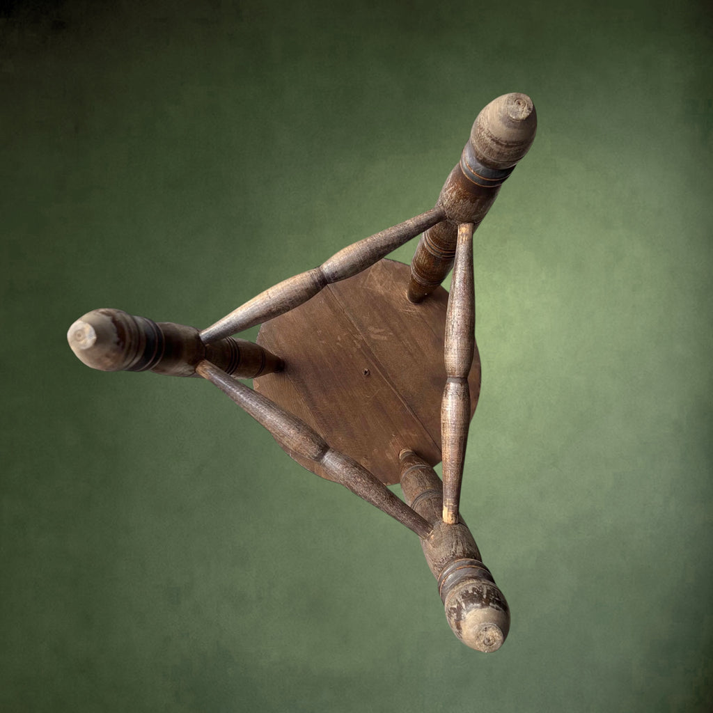 Tabouret Tripode Ancien en Bois Massif Tourné – Vers 1930-1950