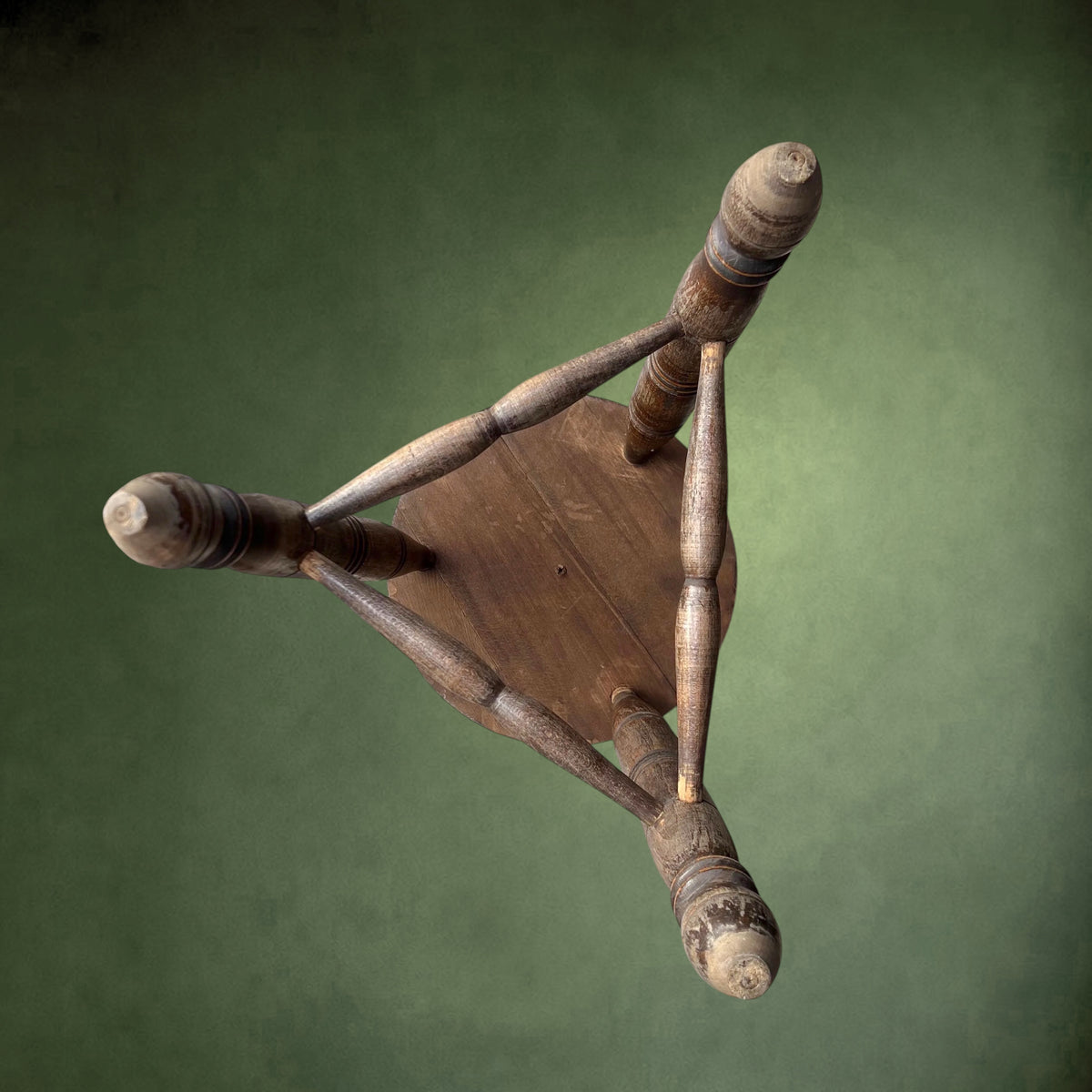 Tabouret Tripode Ancien en Bois Massif Tourné – Vers 1930-1950