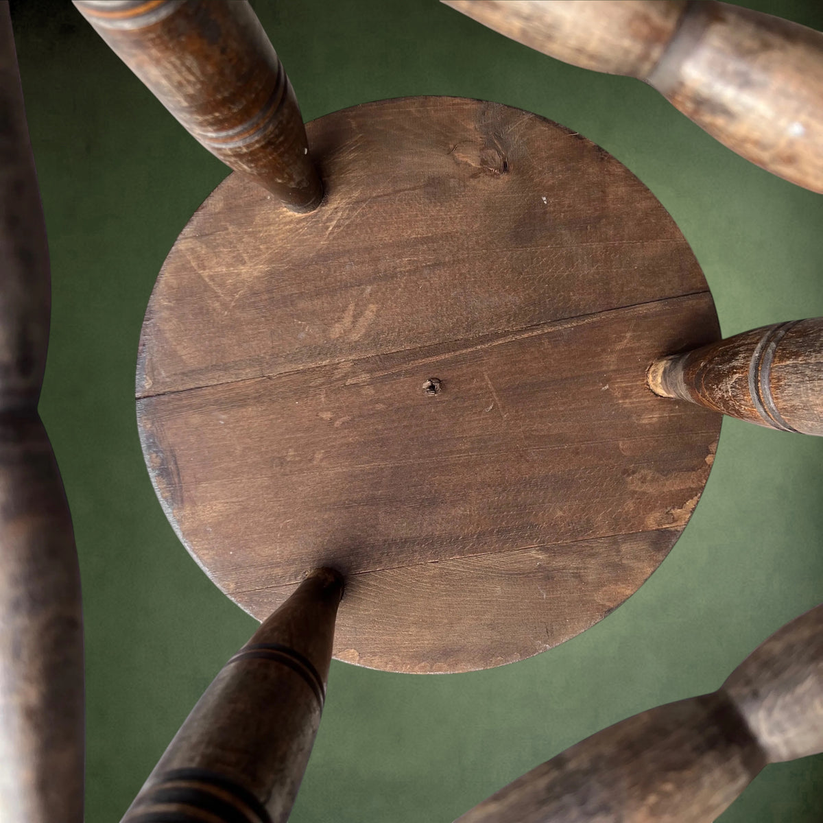 Tabouret Tripode Ancien en Bois Massif Tourné – Vers 1930-1950