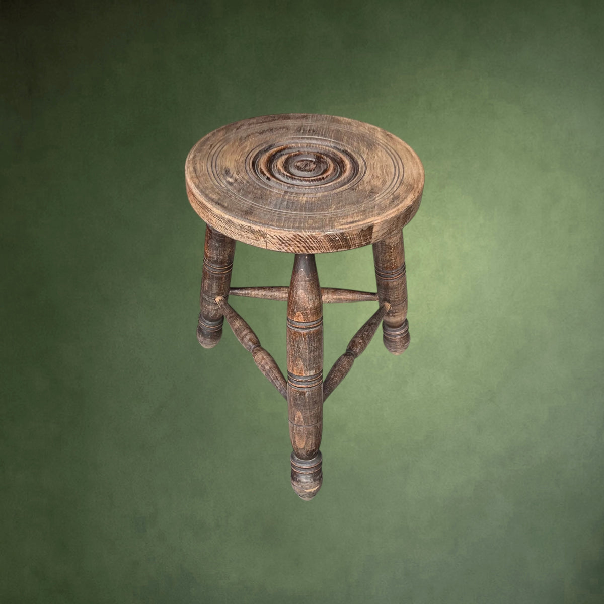 Tabouret Tripode Ancien en Bois Massif Tourné – Vers 1930-1950