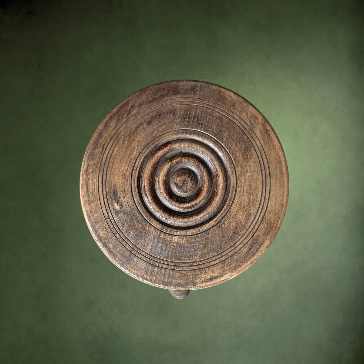 Tabouret Tripode Ancien en Bois Massif Tourné – Vers 1930-1950