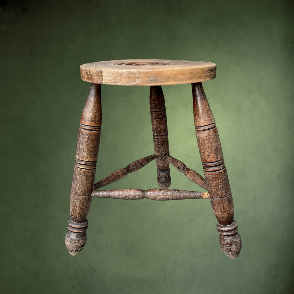 Tabouret Tripode Ancien en Bois Massif Tourné – Vers 1930-1950