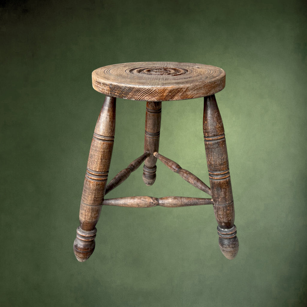 Tabouret Tripode Ancien en Bois Massif Tourné – Vers 1930-1950