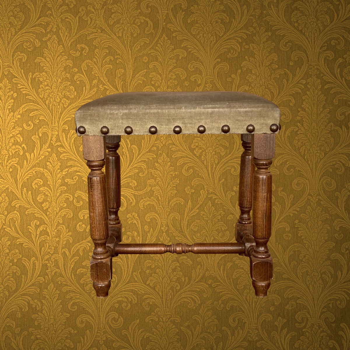 Tabouret en Bois Tourné, Assise en Velours et Clous Décoratifs – Années 40-50