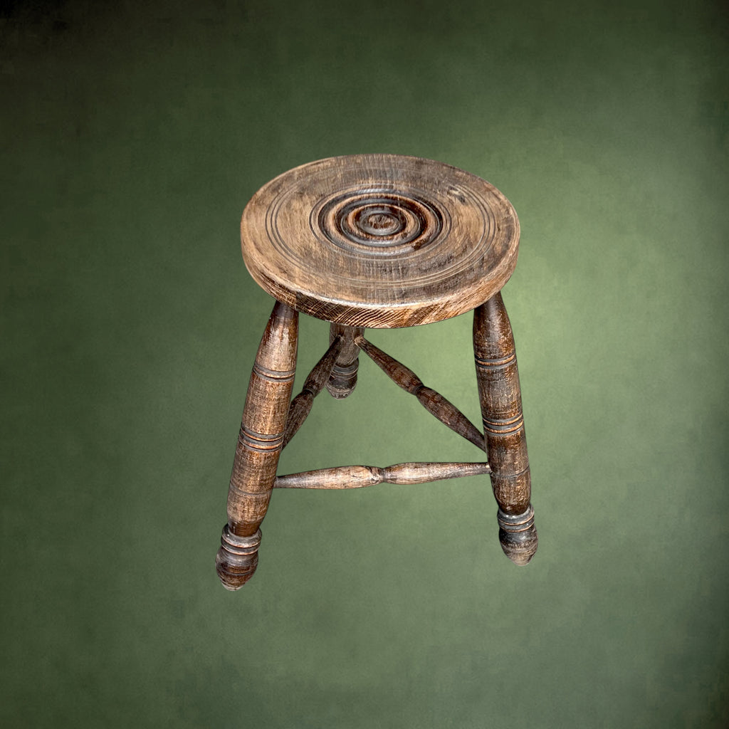 Ancien Tabouret Tripode en Bois Tourné
