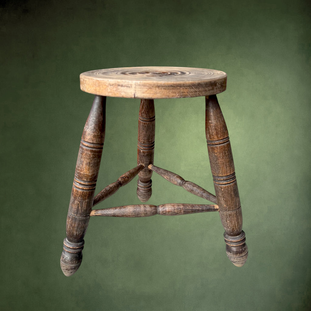 Tabouret Tripode Ancien en Bois Massif Tourné – Vers 1930-1950