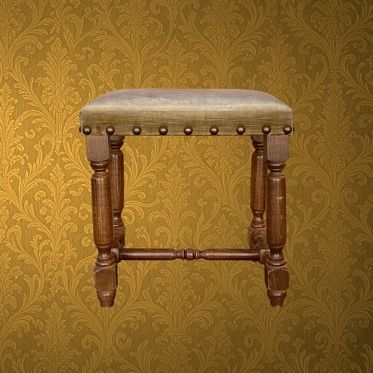 Tabouret en Bois Tourné, Assise en Velours et Clous Décoratifs – Années 40-50