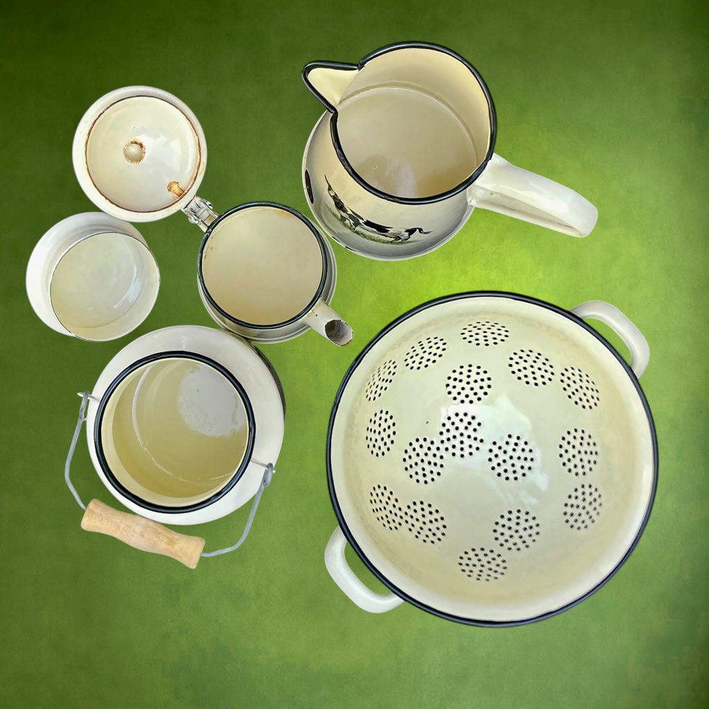 Panoplie de Cuisine Émaillée à Décor de Vache – Années 60-70