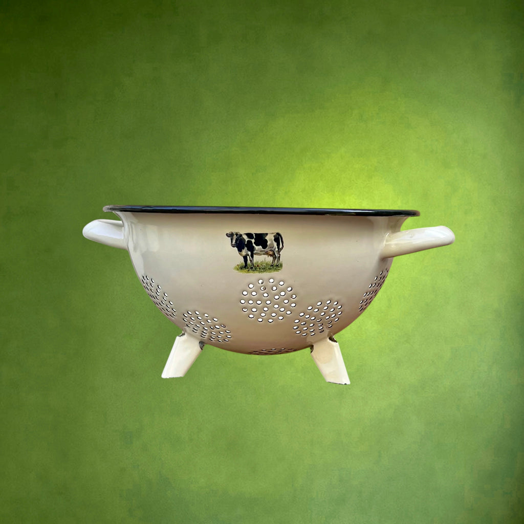 Panoplie de Cuisine Émaillée à Décor de Vache – Années 60-70