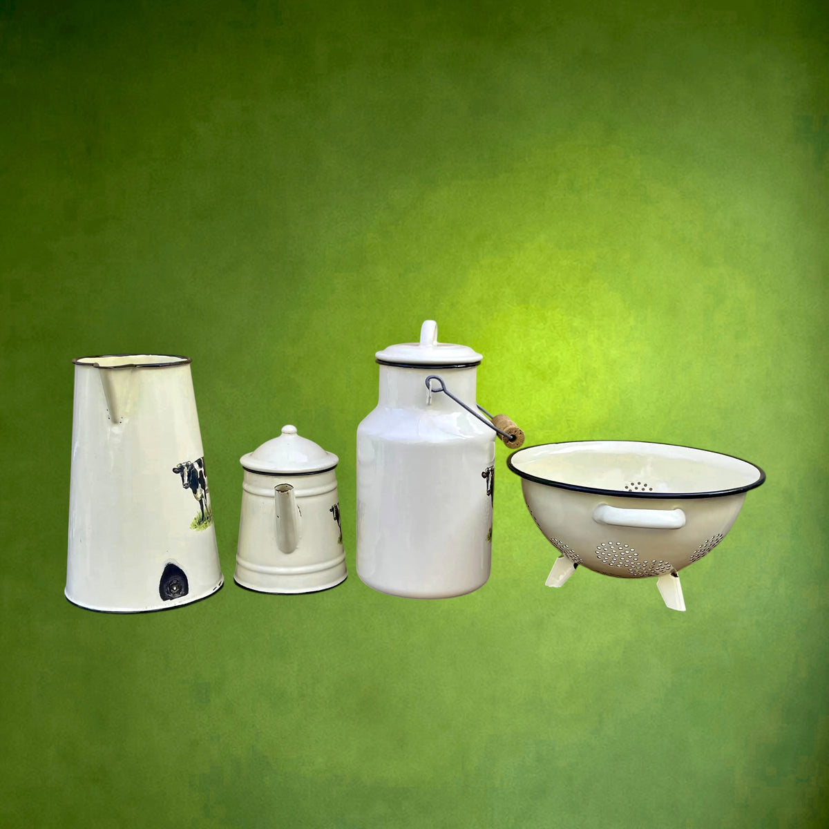 Panoplie de Cuisine Émaillée à Décor de Vache – Années 60-70