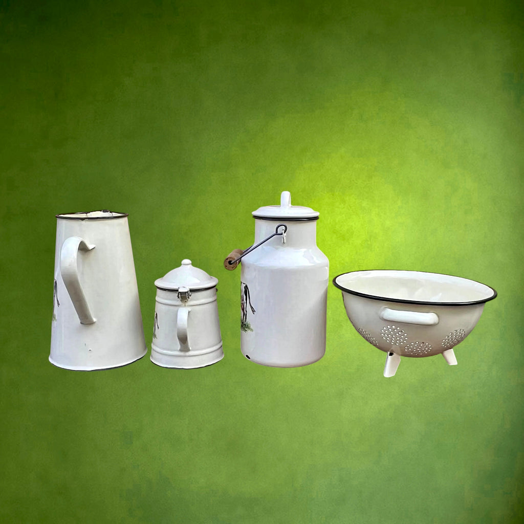 Panoplie de Cuisine Émaillée à Décor de Vache – Années 60-70