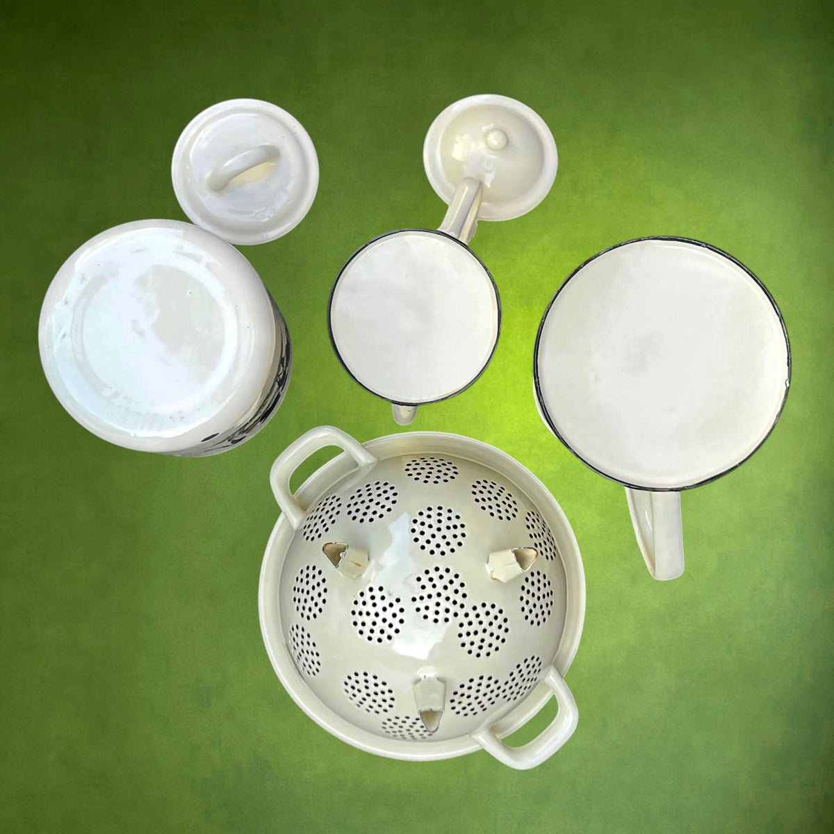 Panoplie de Cuisine Émaillée à Décor de Vache – Années 60-70