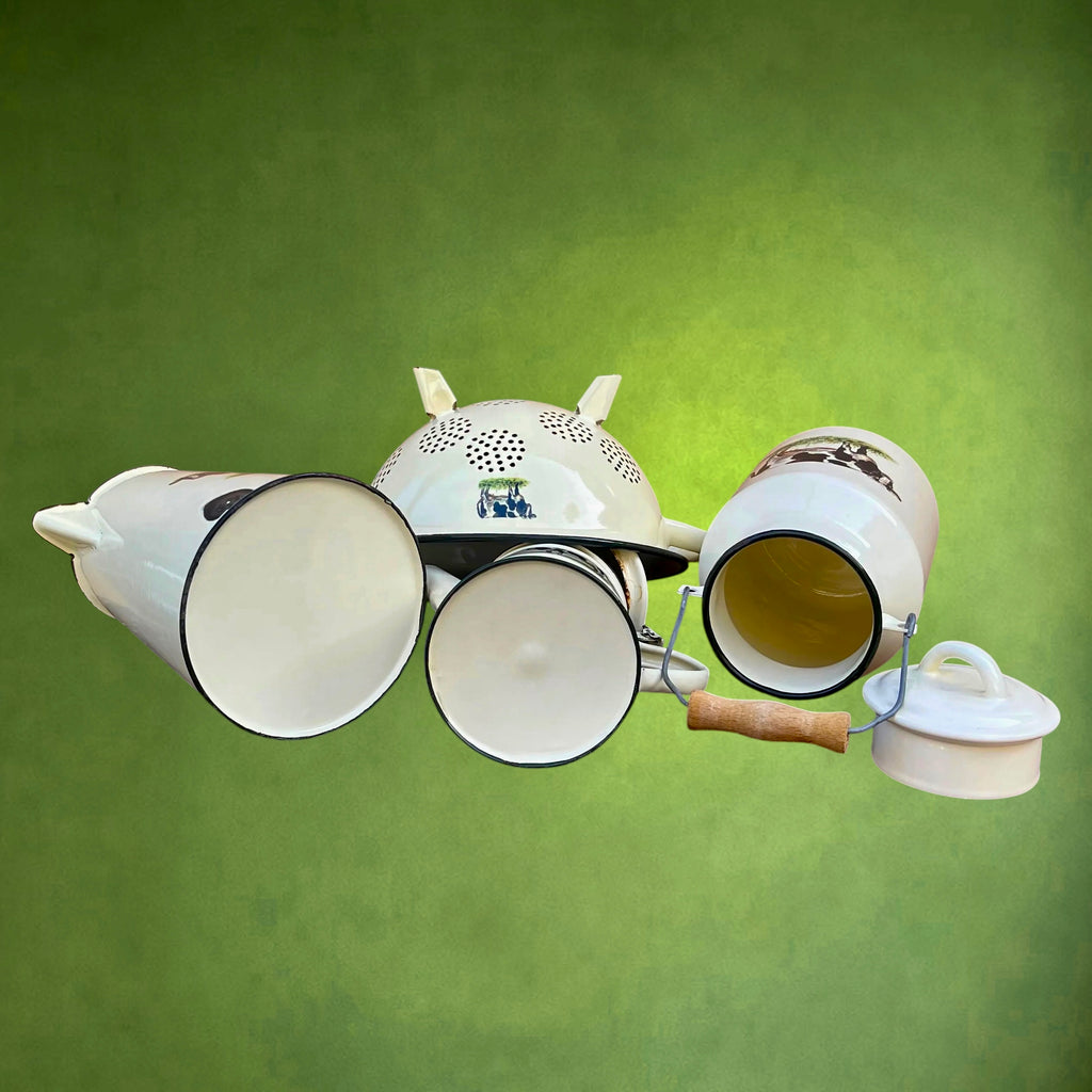Panoplie de Cuisine Émaillée à Décor de Vache – Années 60-70