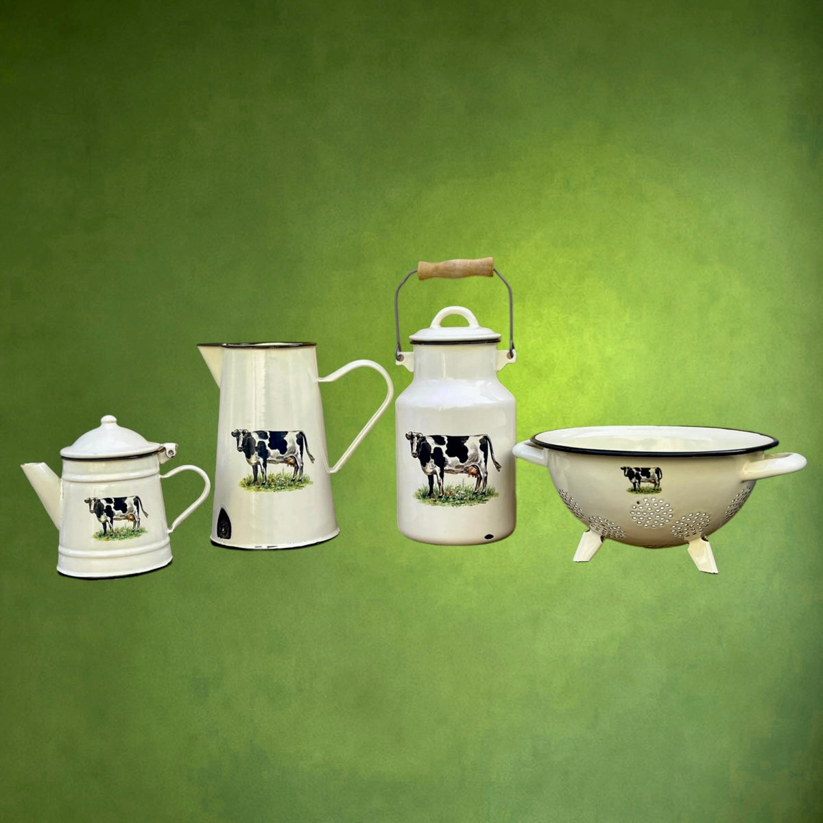 Panoplie de Cuisine en Tôle Émaillée Décor Vache – Années 60-70