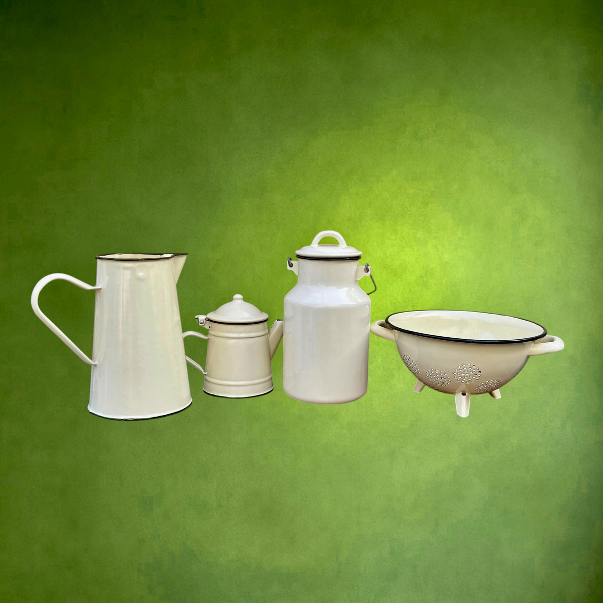Panoplie de Cuisine Émaillée à Décor de Vache – Années 60-70