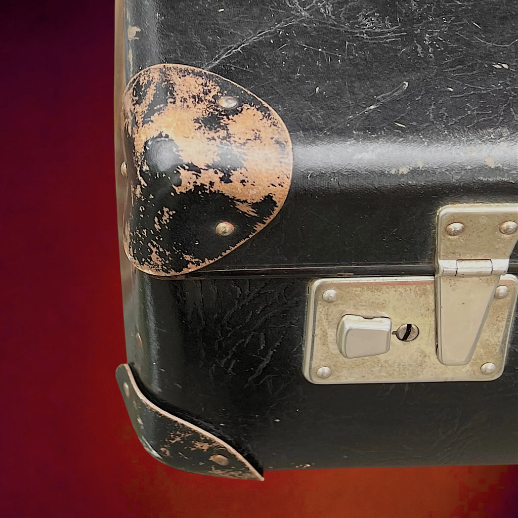 Valise Ancienne Noire en Carton Enduit à Coins Renforcés avec Trois Clés – Années 40-50