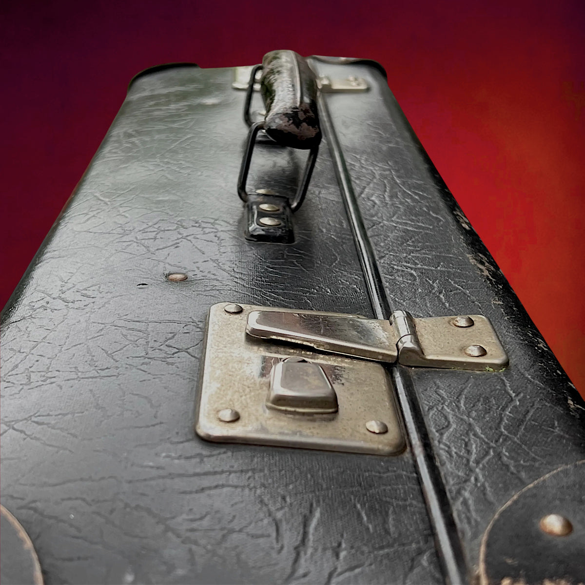 Valise Ancienne Noire en Carton Enduit à Coins Renforcés avec Trois Clés – Années 40-50