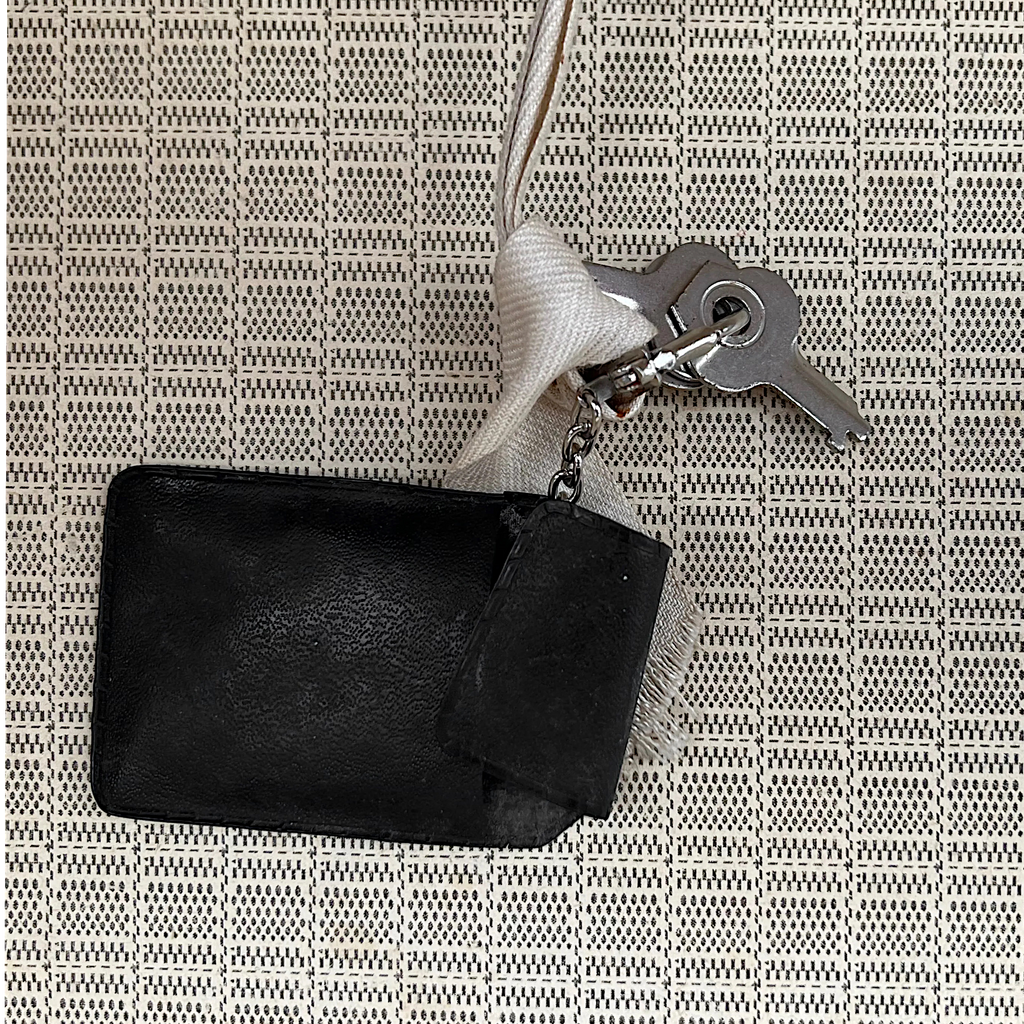 Valise Ancienne Noire en Carton Enduit à Coins Renforcés avec Trois Clés – Années 40-50