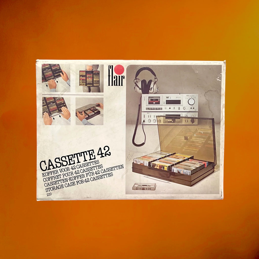 Valise de Rangement Flair Cassette 42 en Plastique Fumé pour 42 Cassettes Audio – Années 700