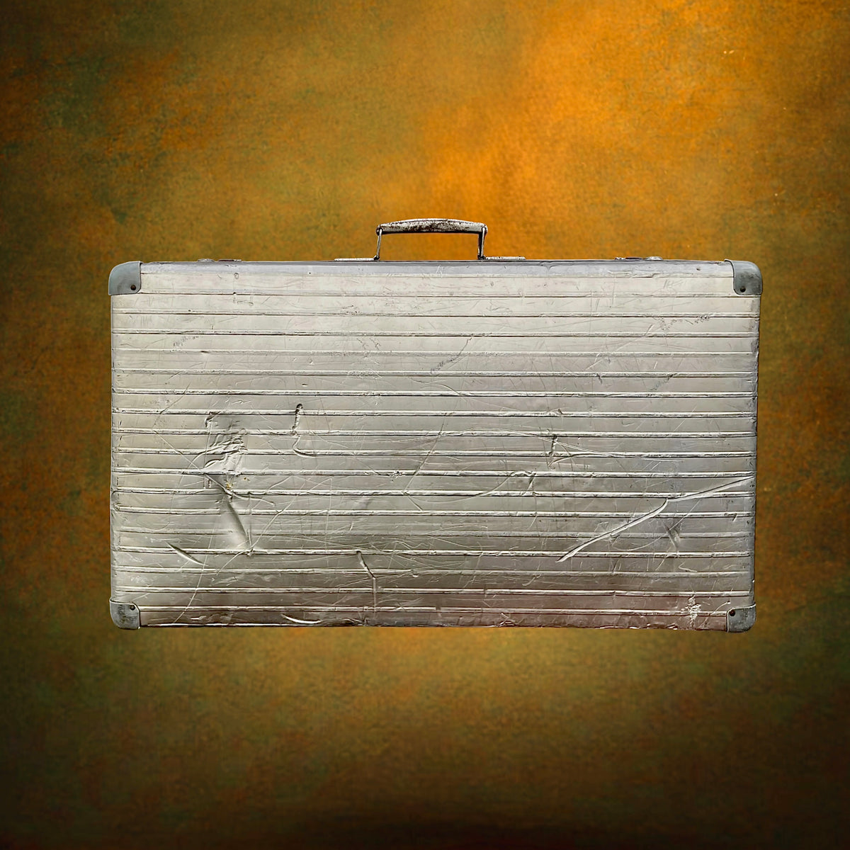 Grande Valise en Aluminium Nervuré avec Intérieur à Carreaux – Années 50-60