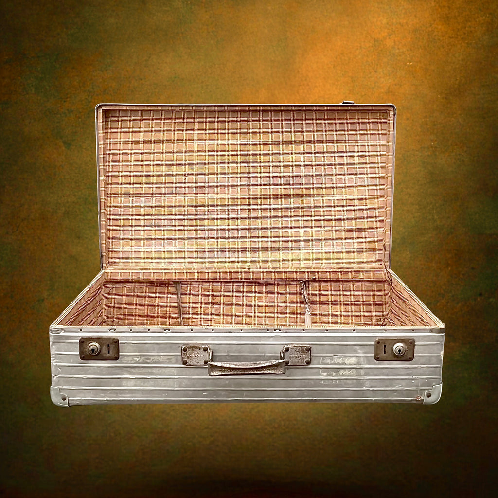Grande Valise en Aluminium Nervuré avec Intérieur à Carreaux – Années 50-60