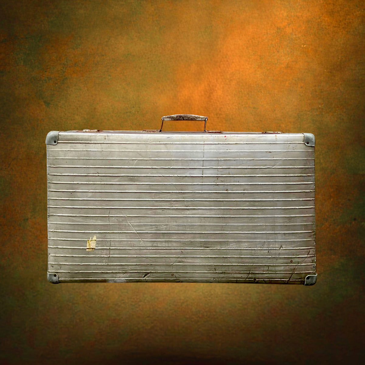 Grande Valise en Aluminium Nervuré avec Intérieur à Carreaux – Années 50-60