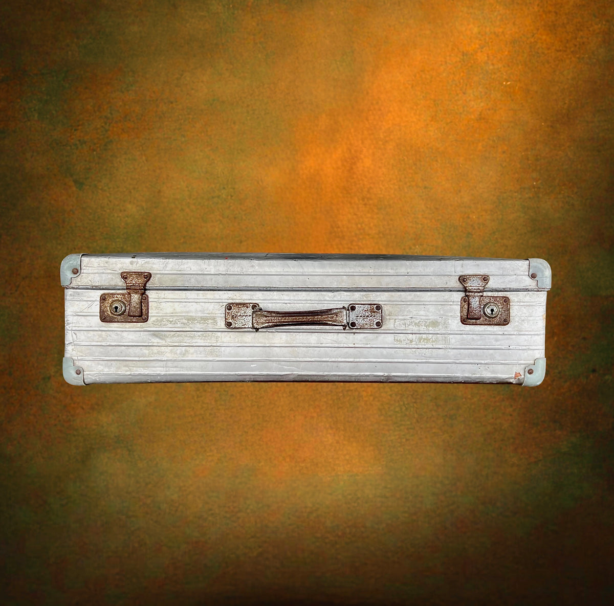 Grande Valise en Aluminium Nervuré avec Intérieur à Carreaux – Années 50-60