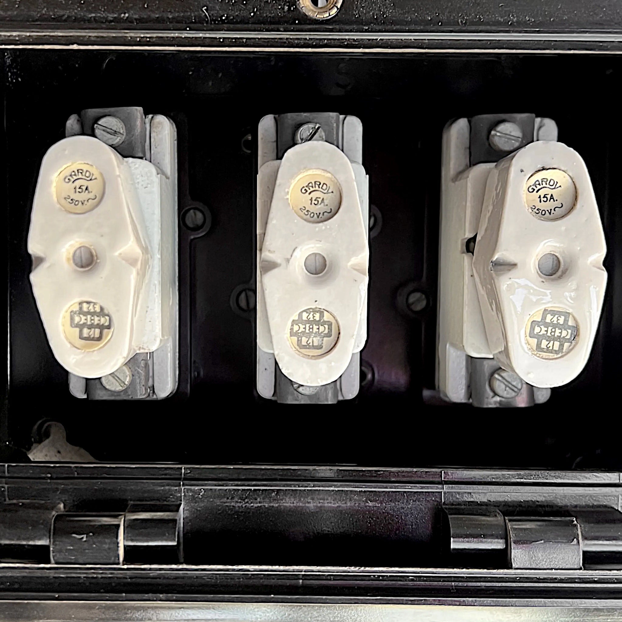 Ancien Commutateur Industriel VCF en Bakélite Noire avec Fusibles en Porcelaine – Années 1930-1950