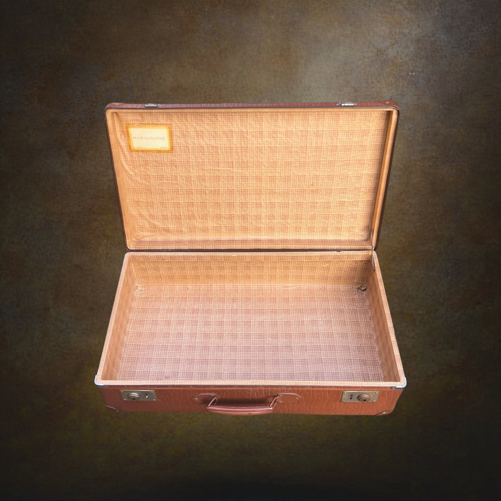 Ancienne Grande Valise Marron Fauve à Revêtement Grainé – Années 1950-1960
