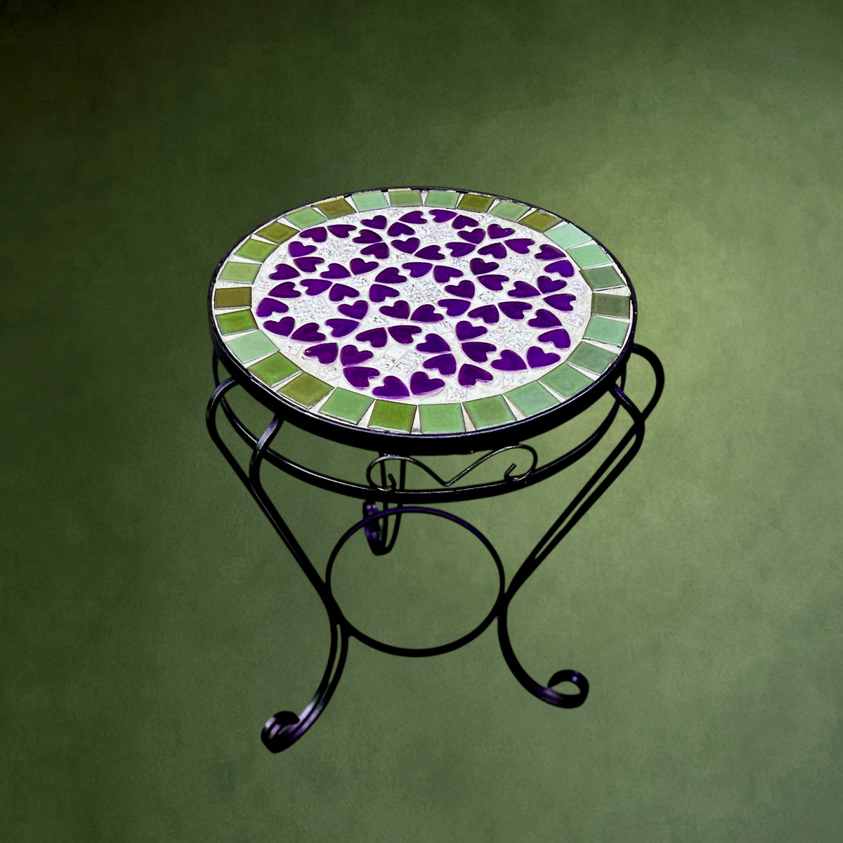 Petite Table Mosaïque aux Cœurs Violets – Années 60-70