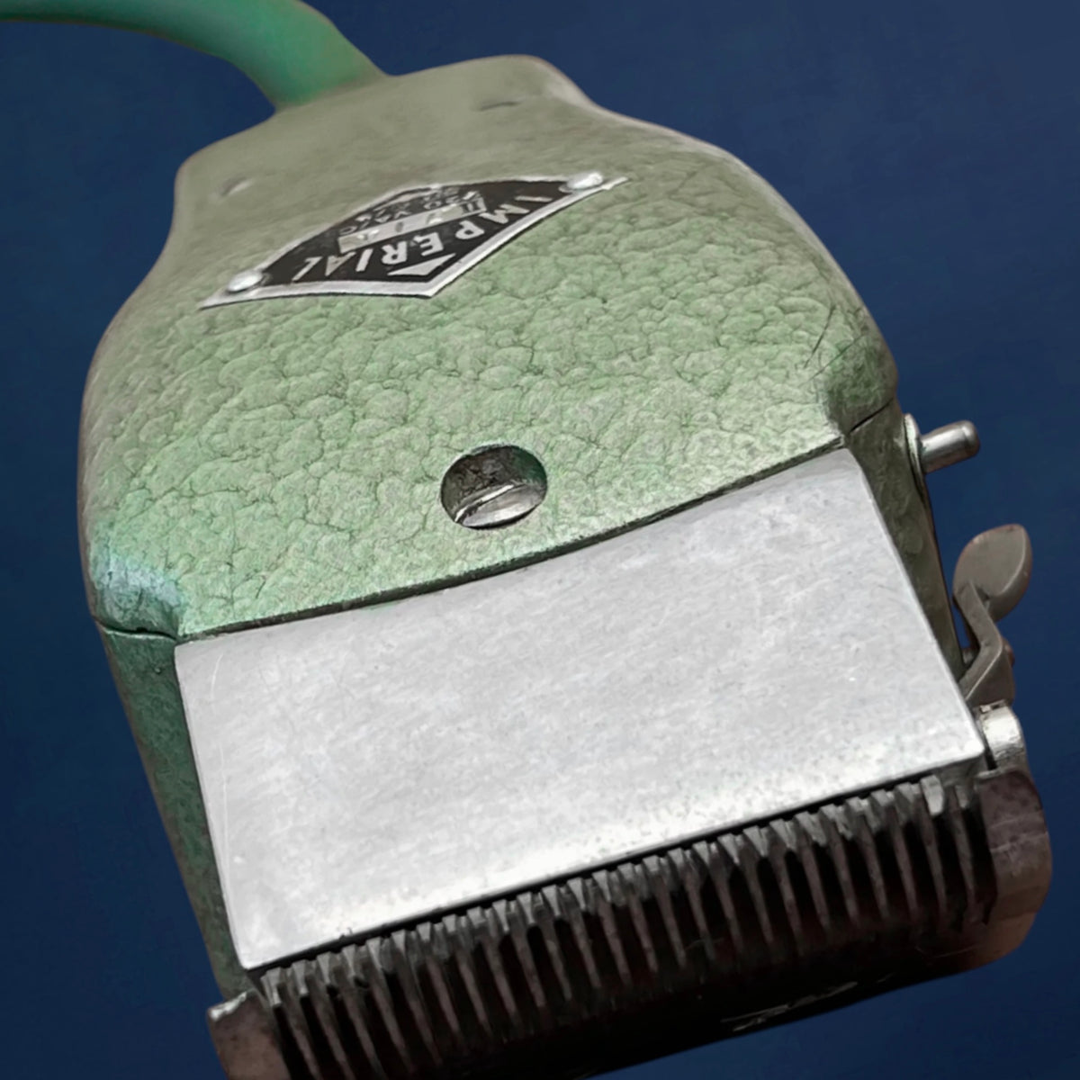 VENDUE - Tondeuse à Cheveux Électrique IMPERIAL 714 en Métal Vert Martelé - Lame Solingen – Années 50-60