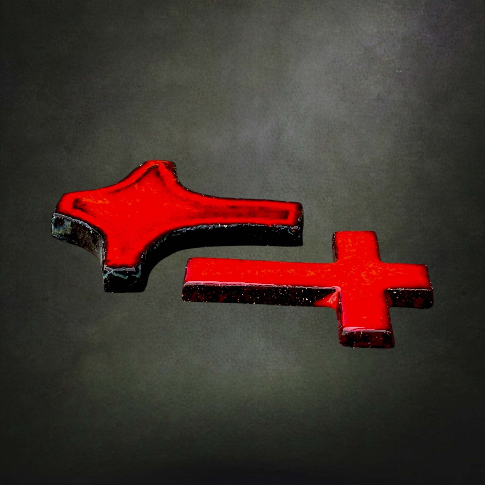 Duo de Croix Murales Modernistes en Céramique Émaillée Rouge – Années 1960-1970
