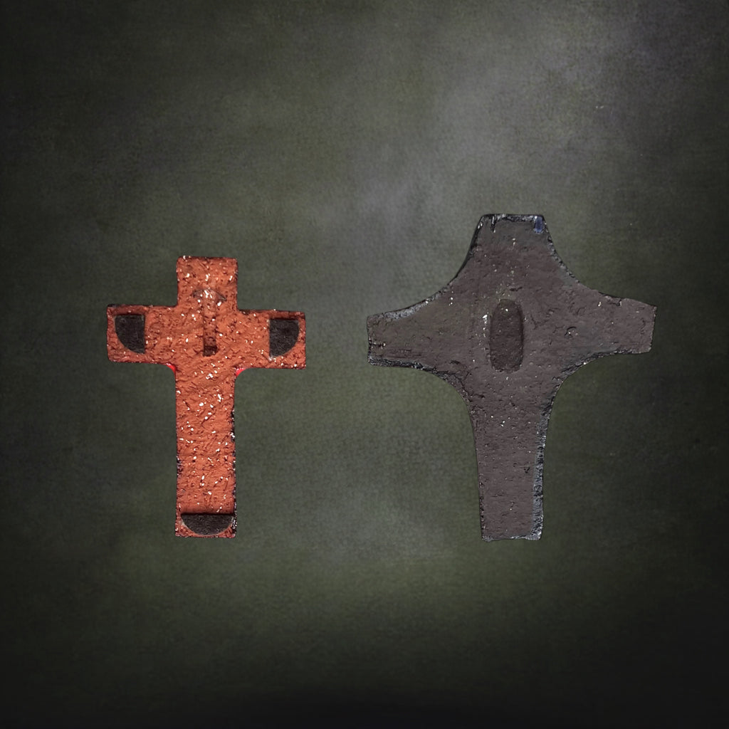 Duo de Croix Murales Modernistes en Céramique Émaillée Rouge – Années 1960-1970