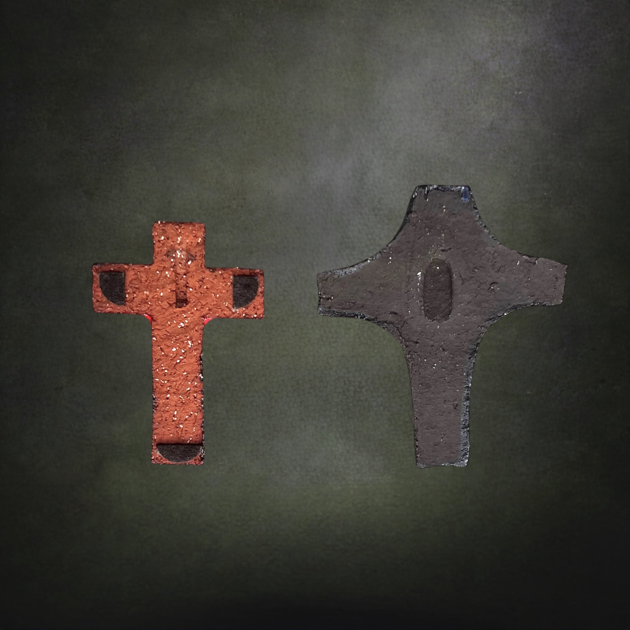 Duo de Croix Murales Modernistes en Céramique Émaillée Rouge – Années 1960-1970