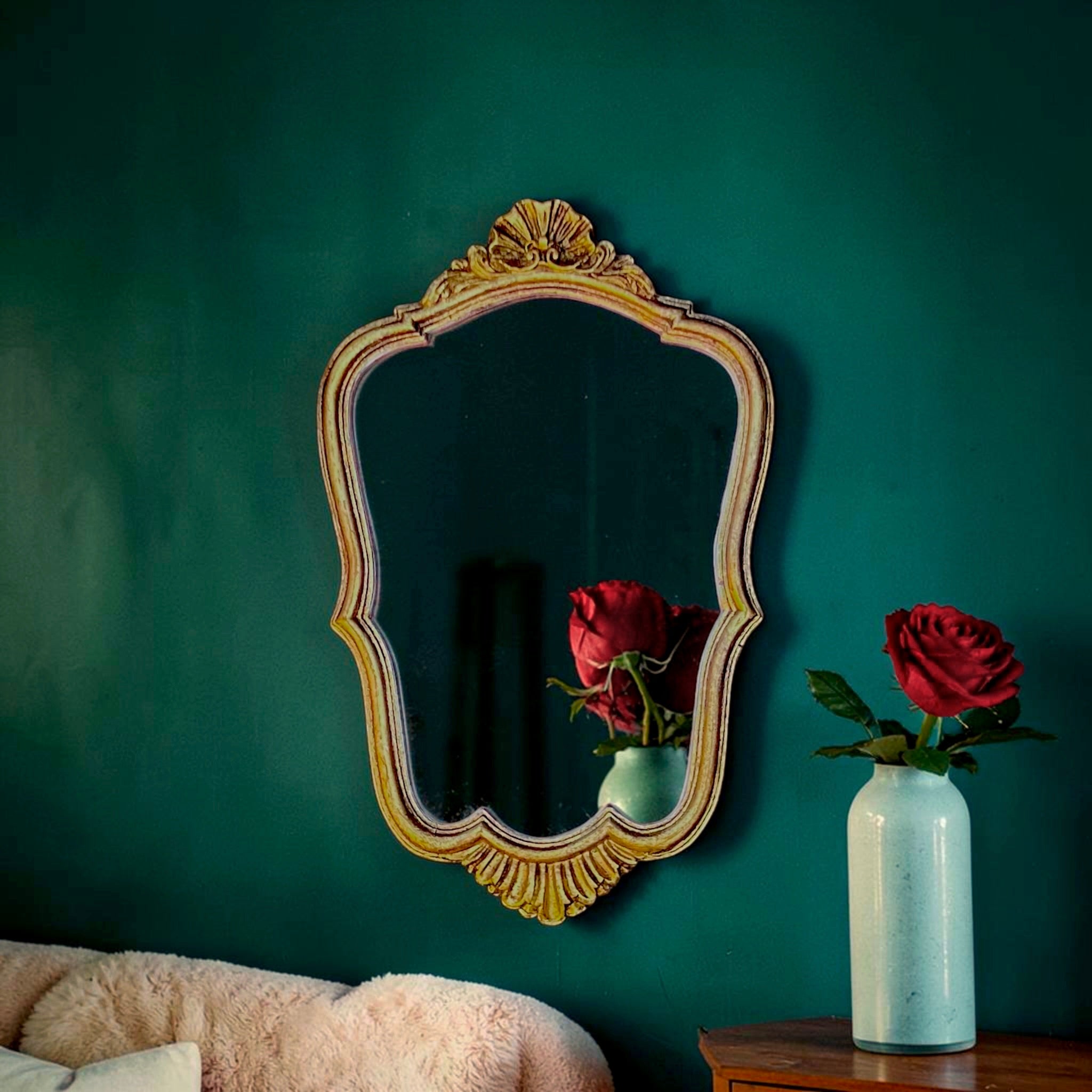 Miroir mural doré de style rocaille en résine ancienne