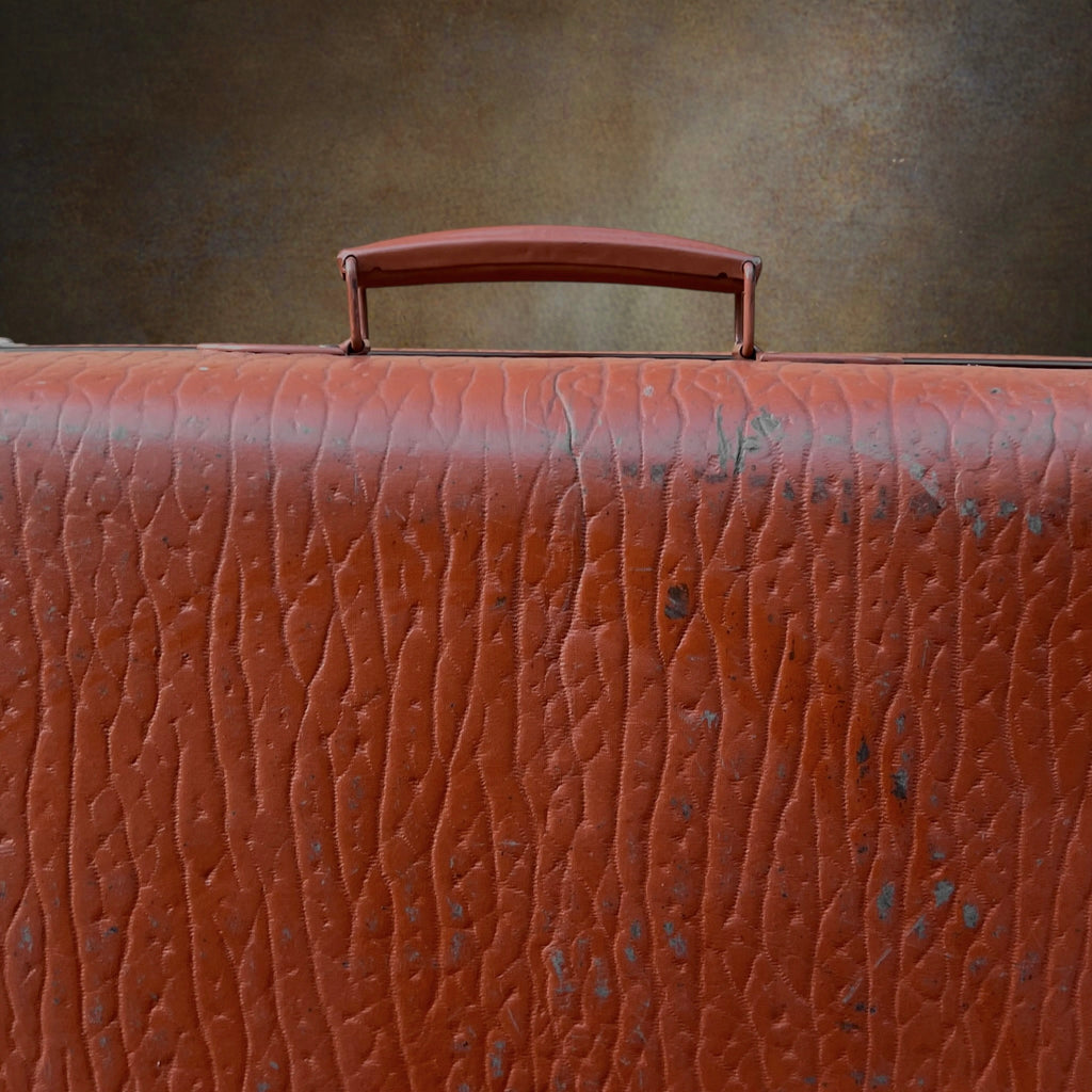 Ancienne Grande Valise Marron Fauve à Revêtement Grainé – Années 1950-1960
