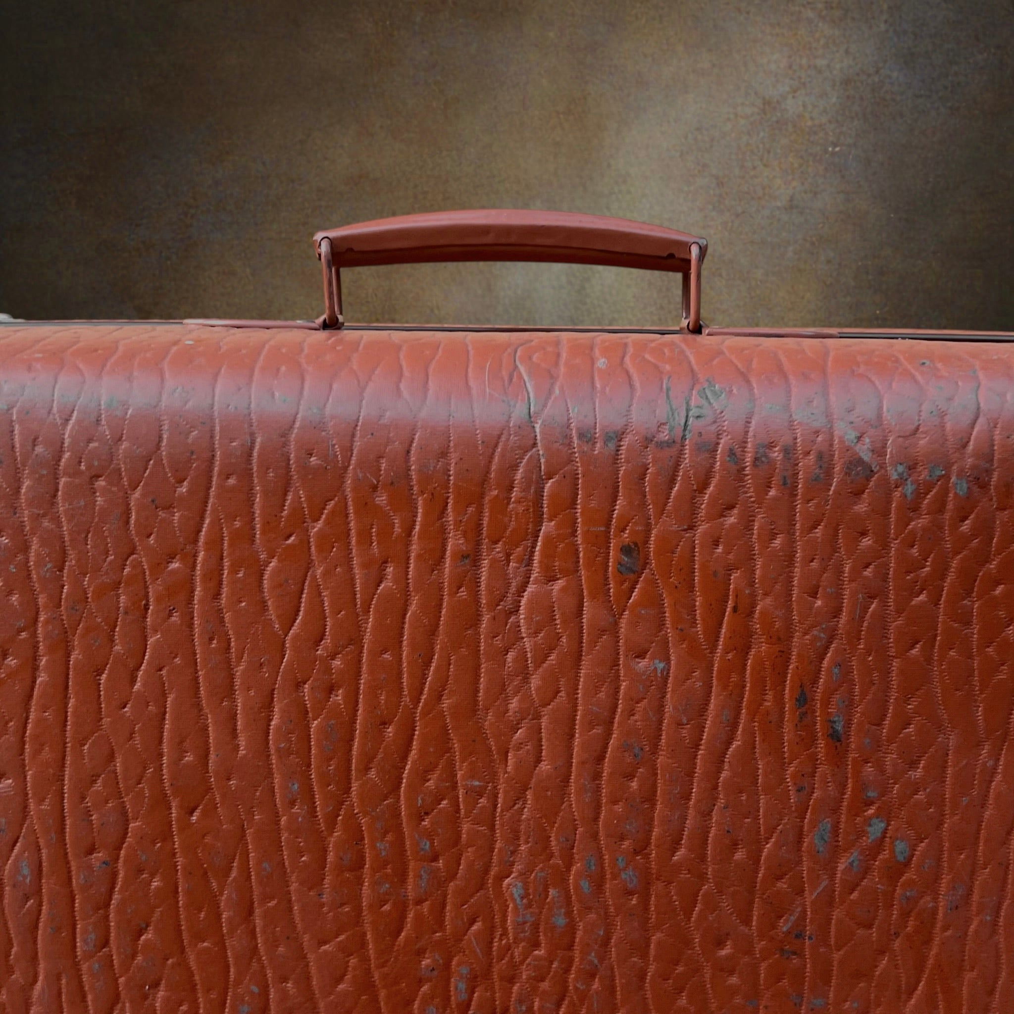 Ancienne Grande Valise Marron Fauve à Revêtement Grainé – Années 1950-1960