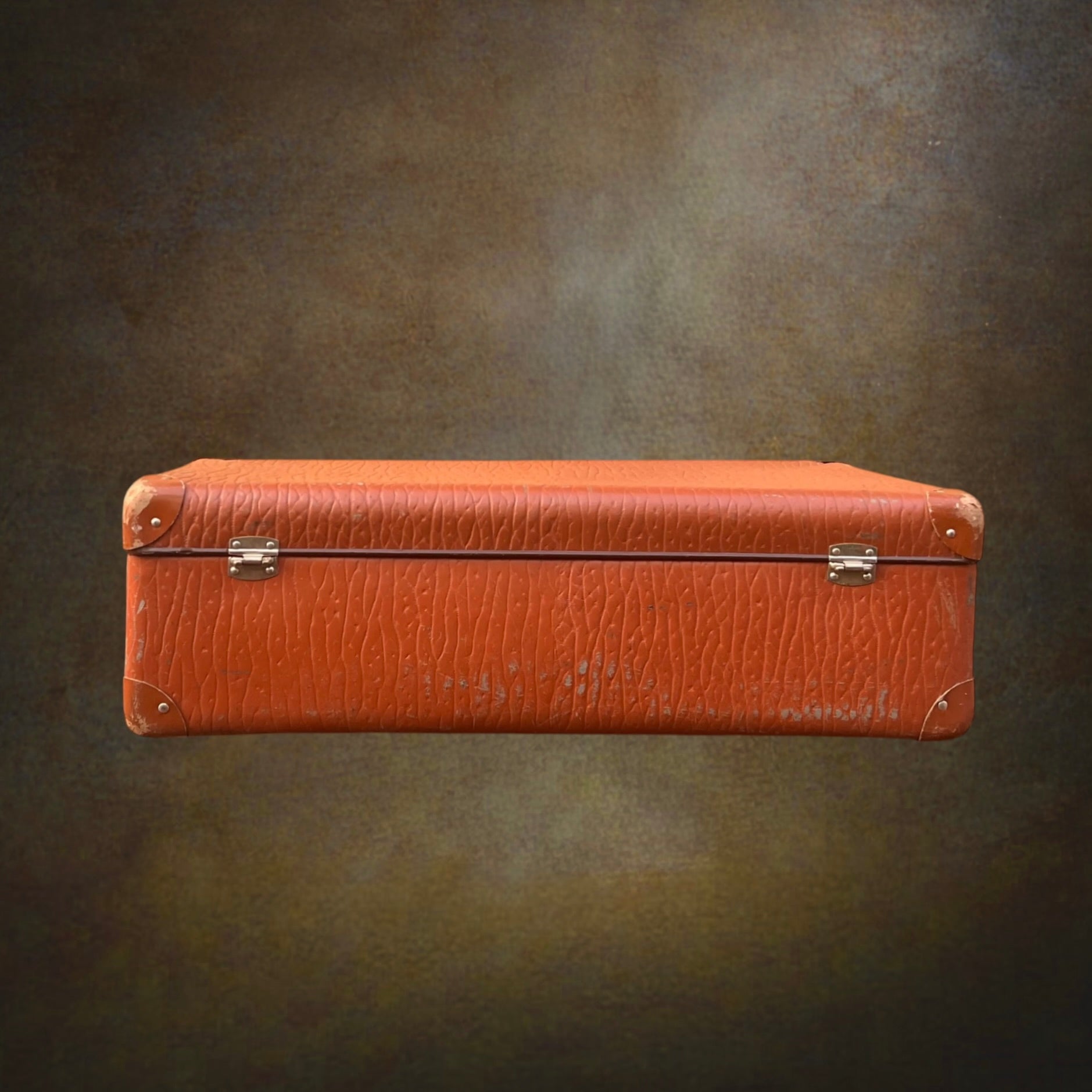 Ancienne Grande Valise Marron Fauve à Revêtement Grainé – Années 1950-1960