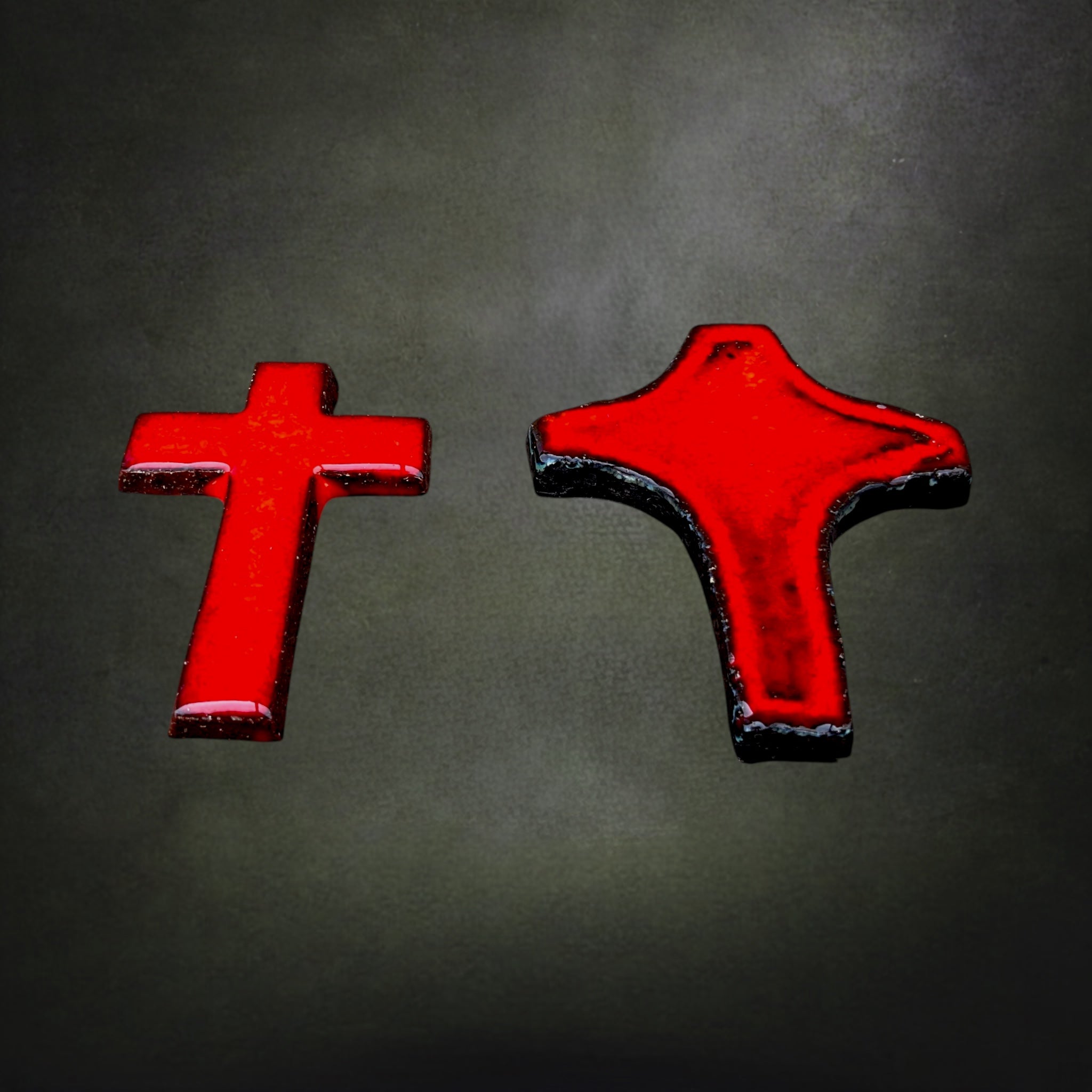 Duo de Croix Murales Modernistes en Céramique Émaillée Rouge – Années 1960-1970