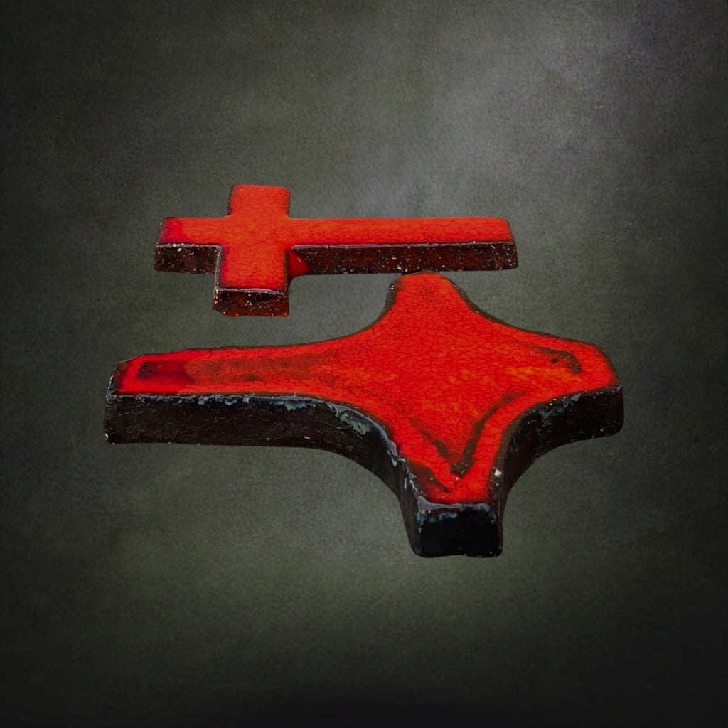 Duo de Croix Murales Modernistes en Céramique Émaillée Rouge – Années 1960-1970
