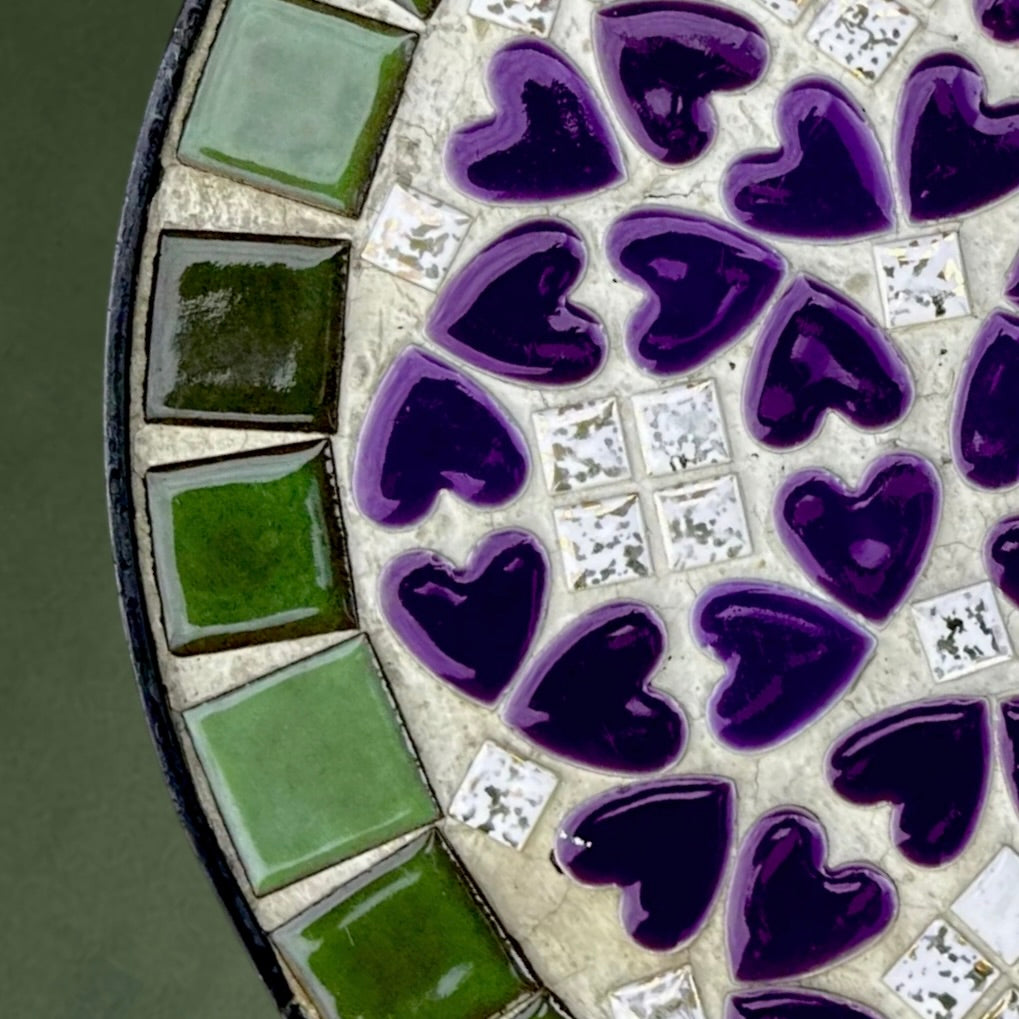 Petite Table d’Appoint en Fer Forgé et Mosaïque aux Cœurs Violets – Années 60-70