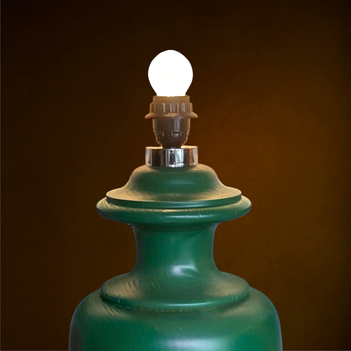 Grand Pied de Lampe en Bois Tourné Peint Vert, Style Néoclassique – Années 70 – 5,200 kg