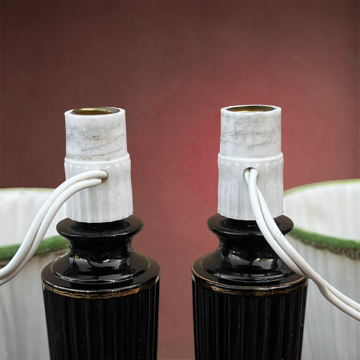 Paire de Lampes de Chevet en Flacons de Parfum en Verre Noir Cannelé – Années 40-50