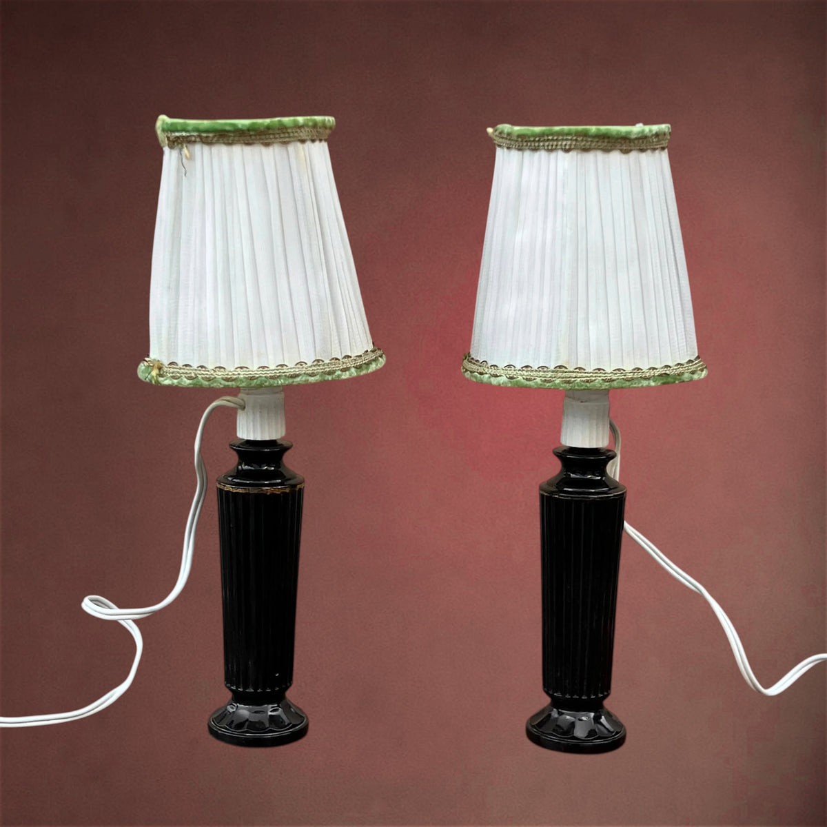 Paire de Lampes de Chevet en Flacons de Parfum en Verre Noir Cannelé – Années 40-50