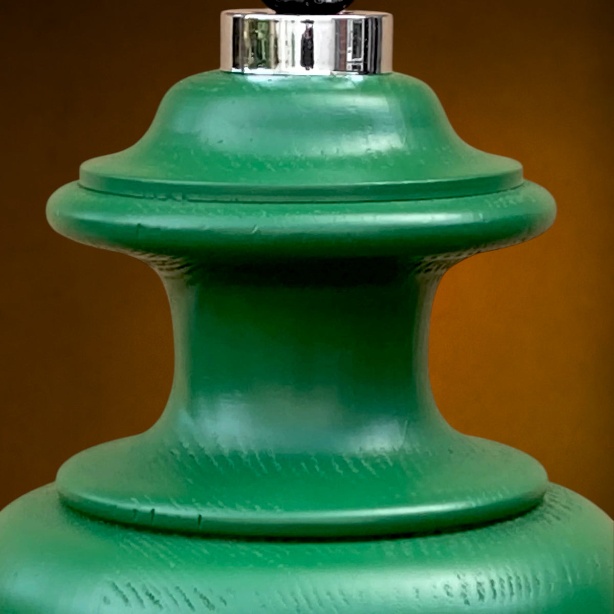 Grand Pied de Lampe en Bois Tourné Peint Vert, Style Néoclassique – Années 70 – 5,200 kg