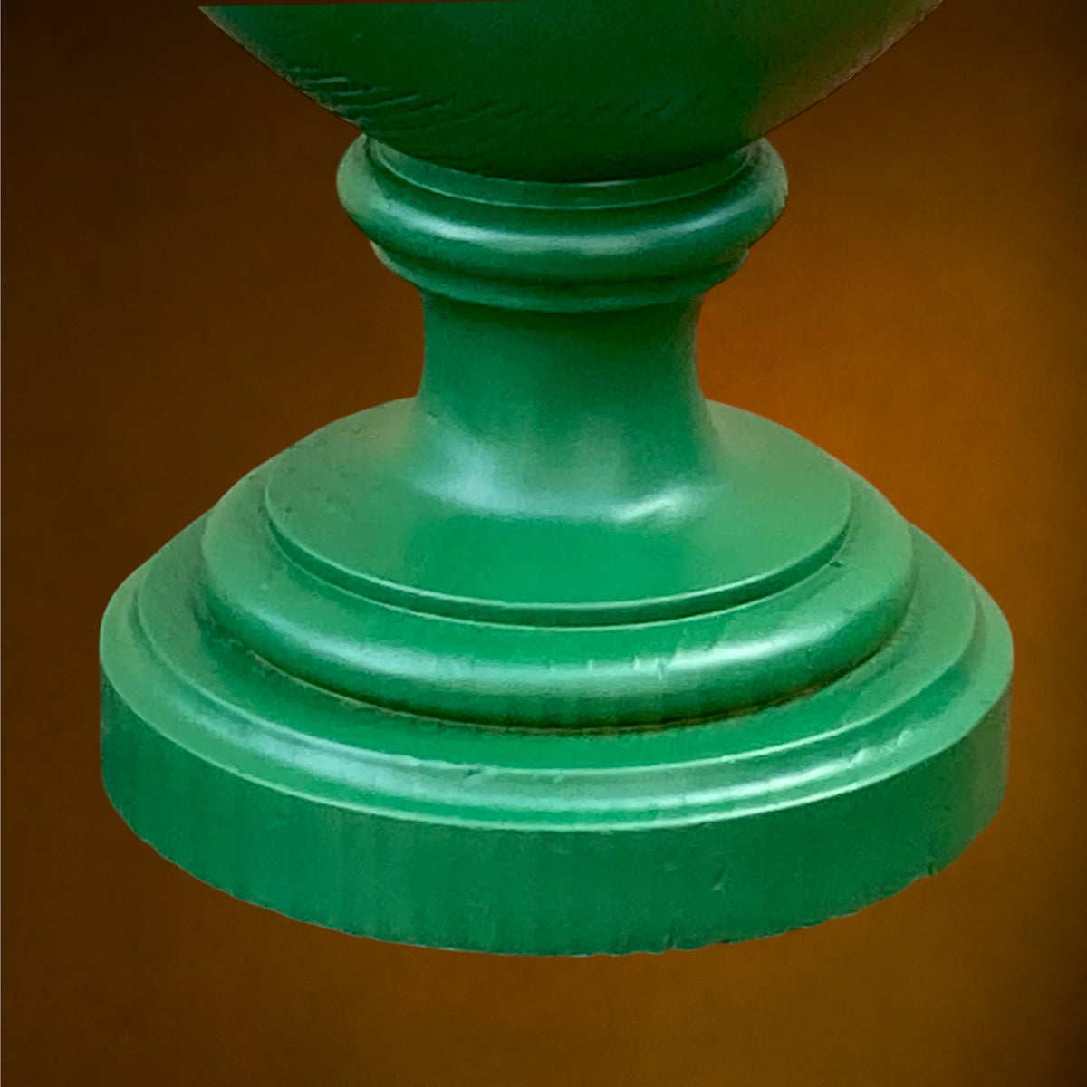 Grand Pied de Lampe en Bois Tourné Peint Vert, Style Néoclassique – Années 70 – 5,200 kg