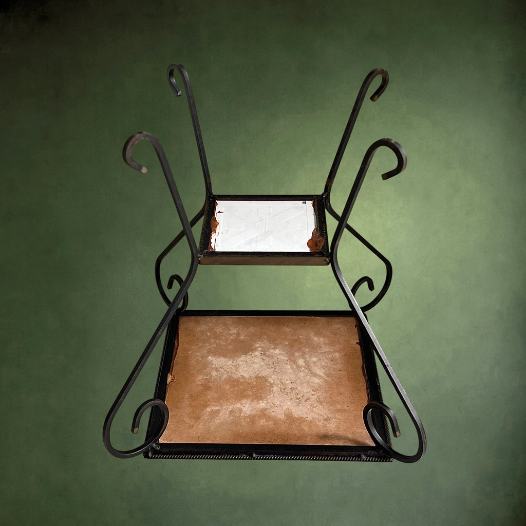 Table d’Appoint en Fer Forgé et Céramique Mettlach à Décor Équestre – Années 50-60