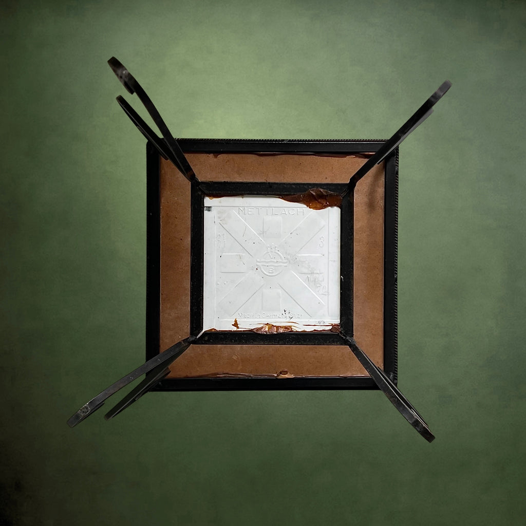 Table d’Appoint en Fer Forgé et Céramique Mettlach à Décor Équestre – Années 50-60